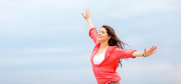 Ragazza con le mani sulla spiaggia — Foto Stock