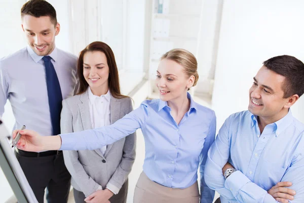Sonrientes personas de negocios reunidas en la oficina — Foto de Stock