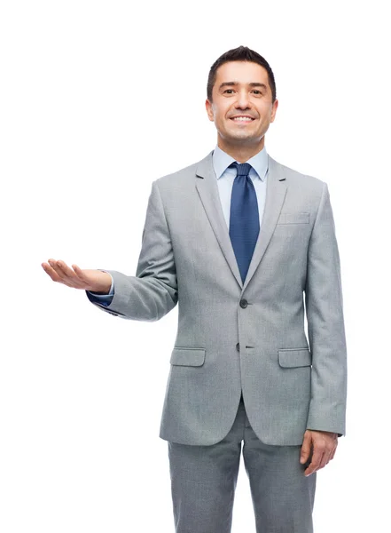 Glücklich lächelnder Geschäftsmann im Anzug — Stockfoto