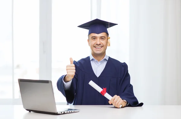 Estudiante adulto sonriente en mortero con diploma —  Fotos de Stock