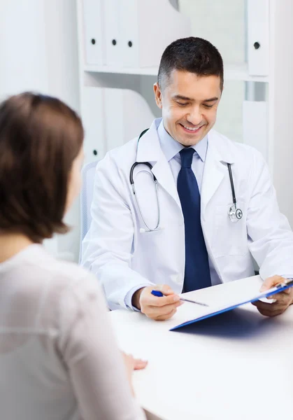 Medico sorridente e giovane donna incontro in ospedale — Foto Stock