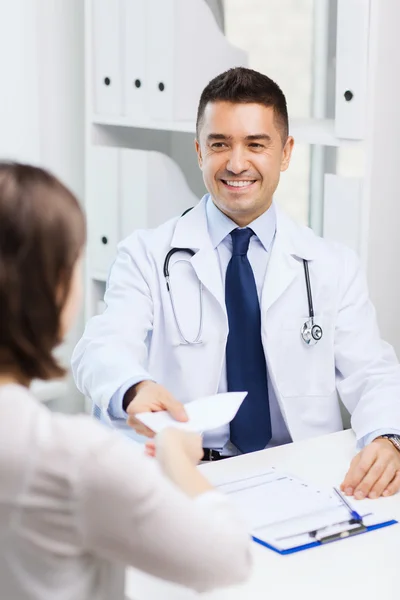 Medico sorridente e giovane donna incontro in ospedale — Foto Stock