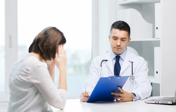 Medico e giovane donna incontro in ospedale — Foto Stock