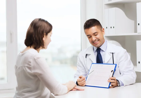 Smiling doctor and young woman meeting at hospital — Stock Photo, Image