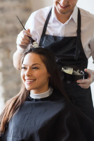 Glückliche Frau mit Stylist Färbung Haare im Salon — Stockfoto