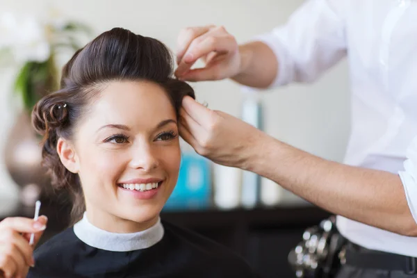 Mulher feliz com estilista fazendo penteado no salão — Fotografia de Stock