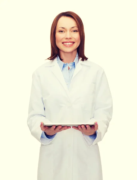 Улыбающаяся женщина врач и планшетный компьютер — стоковое фото