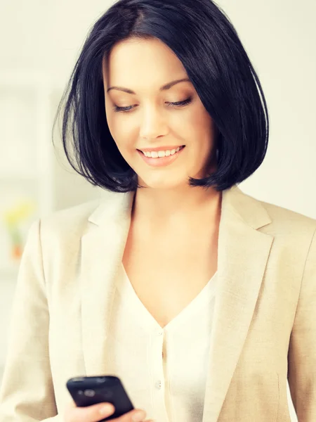 Femme d'affaires avec téléphone portable — Photo