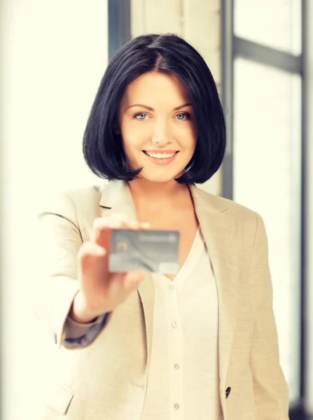 Gelukkige vrouw met creditcard — Stockfoto