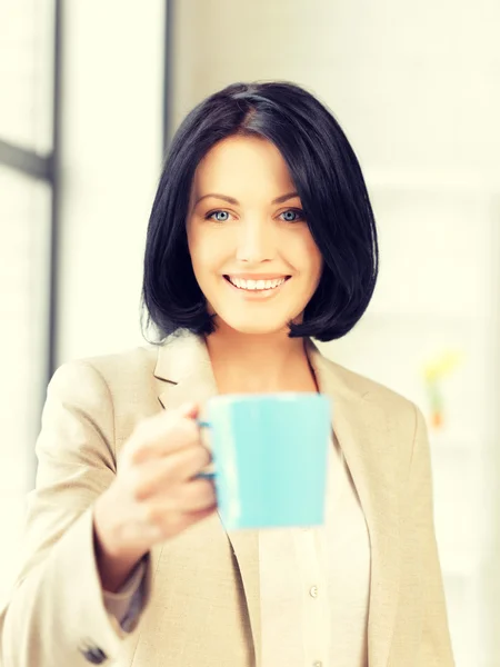 Preciosa mujer de negocios con taza —  Fotos de Stock