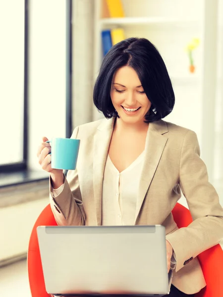 Mujer feliz con ordenador portátil — Foto de Stock