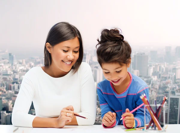 Felice madre e figlia disegno con matite — Foto Stock