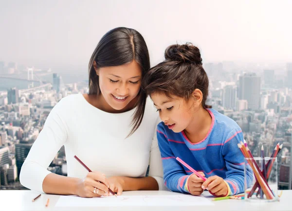 Lycklig mor och dotter rita med blyerts — Stockfoto