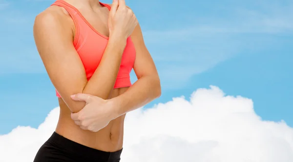 Mujer deportiva con dolor en el codo — Foto de Stock