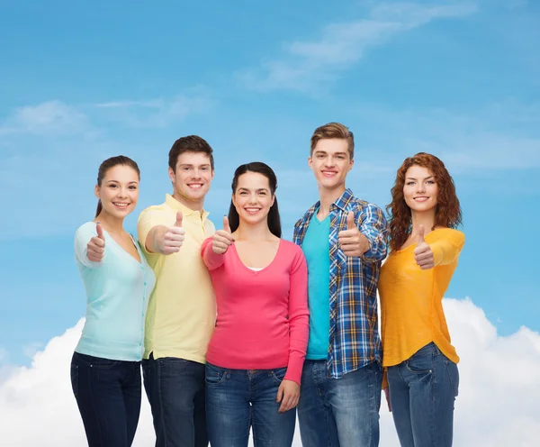 Groep van lachende tieners tonen duimen omhoog — Stockfoto