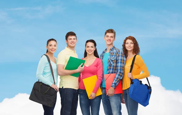 Grupo de adolescentes sonrientes — Foto de Stock