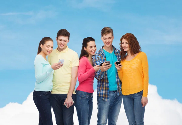 Groupe d'adolescents souriants avec smartphones — Photo