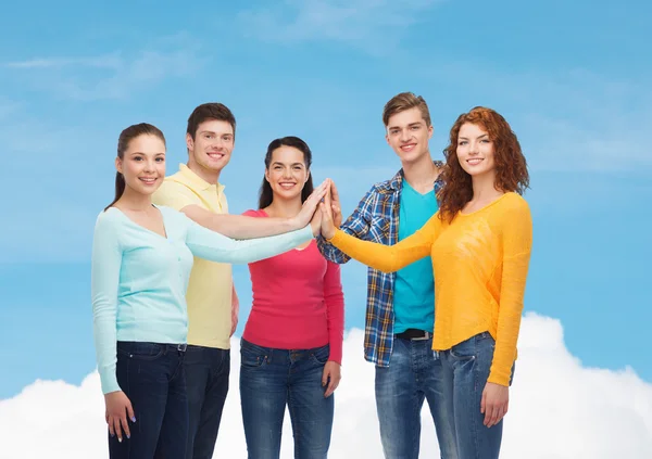 Sorridente adolescenti rendendo alto cinque — Foto Stock