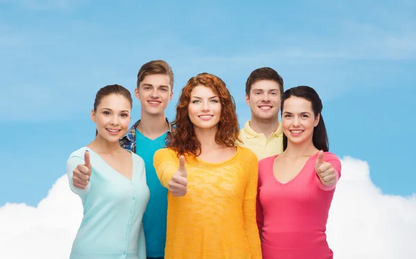 Grupp leende tonåringar visar tummen — Stockfoto