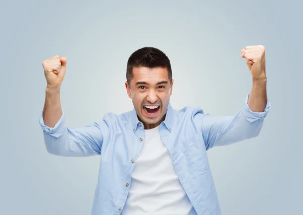 Heureux rire homme avec les mains levées — Photo