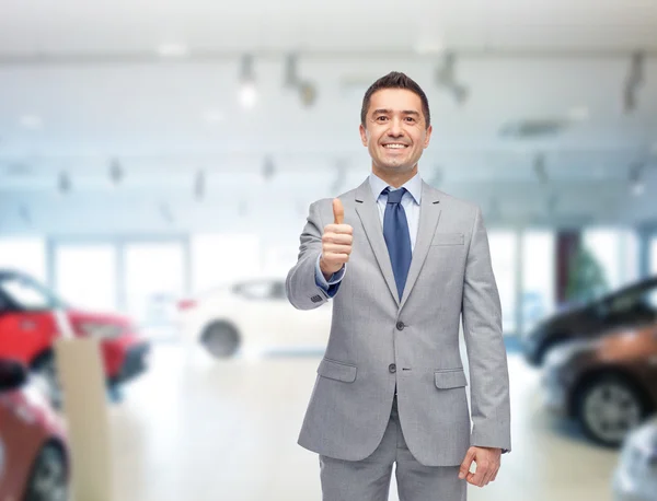 Homem feliz sobre auto show ou carro salão de fundo — Fotografia de Stock