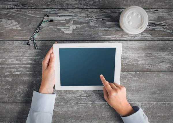 Primer plano de las manos con la tableta PC y café — Foto de Stock