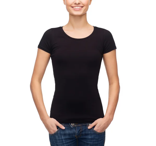 Leende kvinna i blank svart t-shirt — Stockfoto