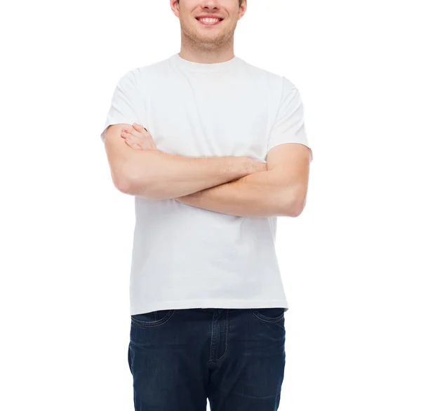Jovem sorridente em branco t-shirt — Fotografia de Stock