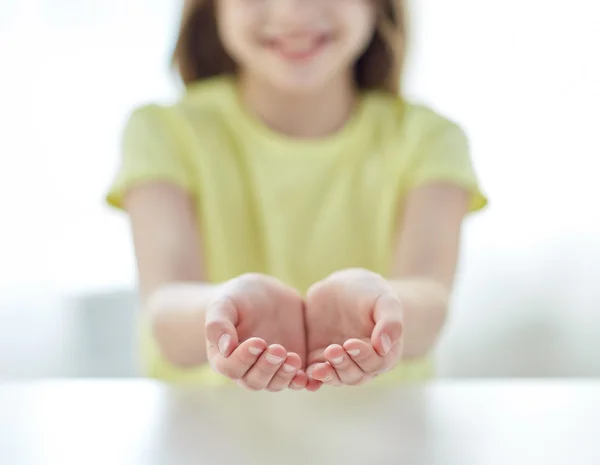 Close-up de criança copa mãos — Fotografia de Stock