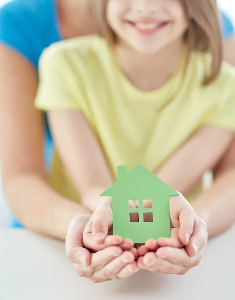 Close up de mãos de mulher e menina com casa de papel — Fotografia de Stock