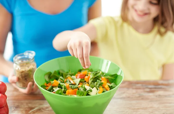 Nahaufnahme einer glücklichen Familie, die Salat in der Küche kocht — Stockfoto
