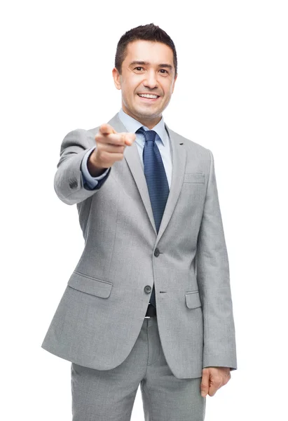 Gelukkig lachend zakenman in pak wijzend op u — Stockfoto