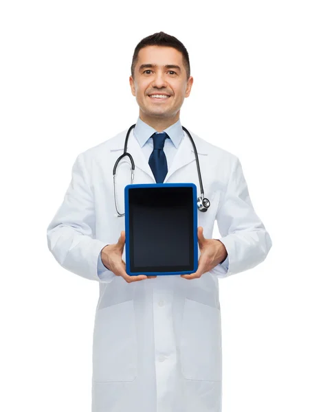 Tablet pc ile erkek doktor gülümseyen — Stok fotoğraf