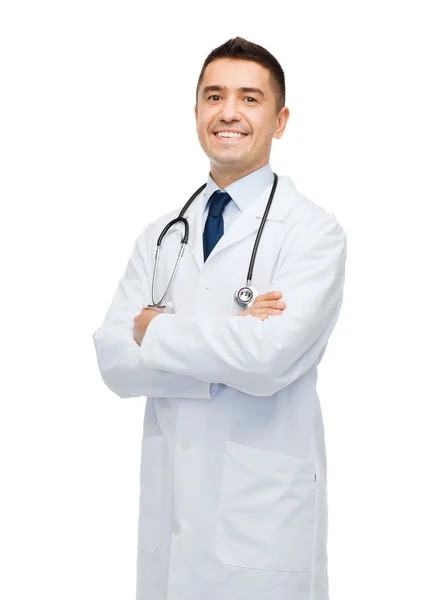Médecin masculin souriant en manteau blanc — Photo