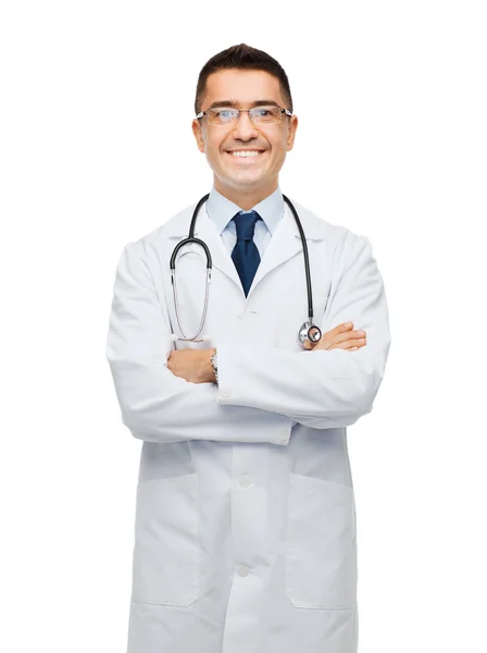 Médecin masculin souriant en manteau blanc — Photo