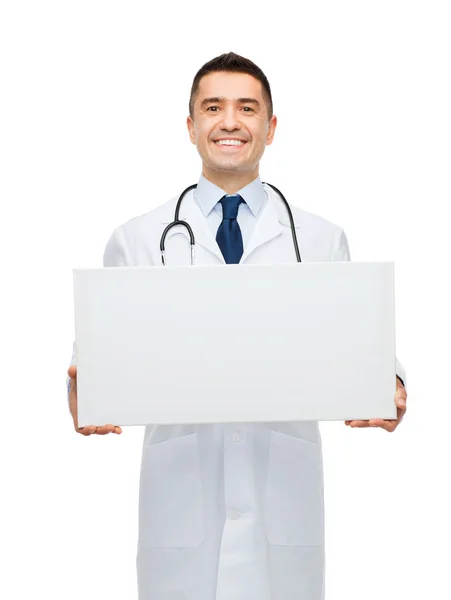 Sorridente masculino médico segurando branco placa em branco — Fotografia de Stock