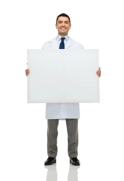 Sorridente masculino médico segurando branco placa em branco — Fotografia de Stock