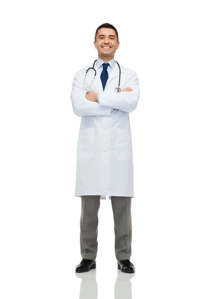 Beyaz ceketli erkek doktor gülümseyen — Stok fotoğraf