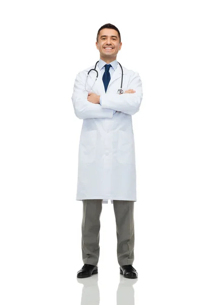 Medico maschio sorridente in cappotto bianco — Foto Stock