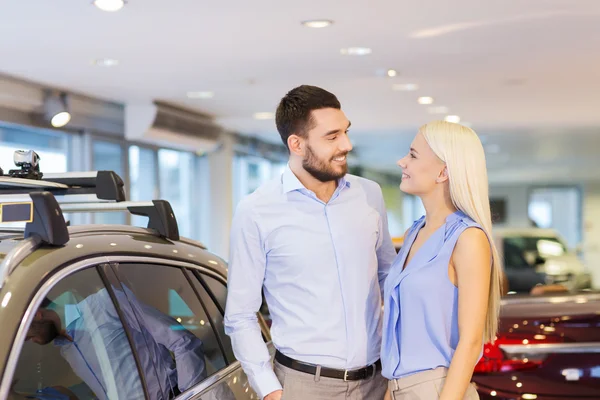 Glückliches Paar kauft Auto in Auto-Show oder Salon — Stockfoto