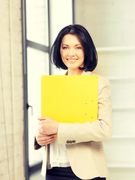 Frau mit Ordner — Stockfoto