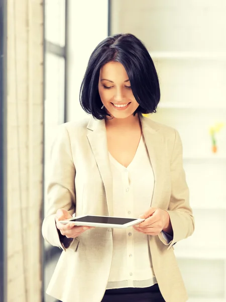 Mulher feliz com computador tablet pc — Fotografia de Stock