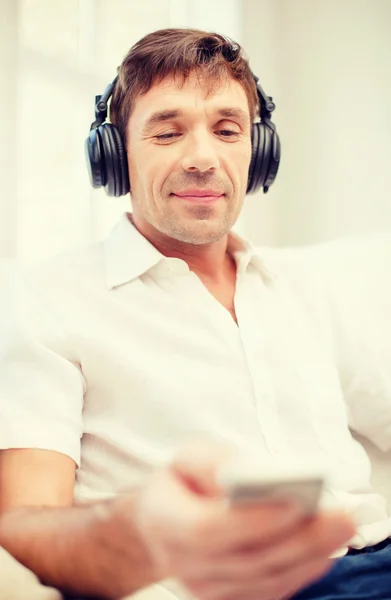 Hombre con auriculares escuchando música — Foto de Stock