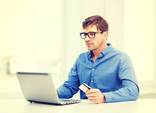 Man med laptop och kreditkort hemma — Stockfoto