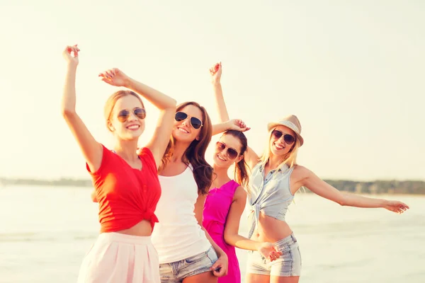 Grupa uśmiechający się kobiet na plaży — Zdjęcie stockowe