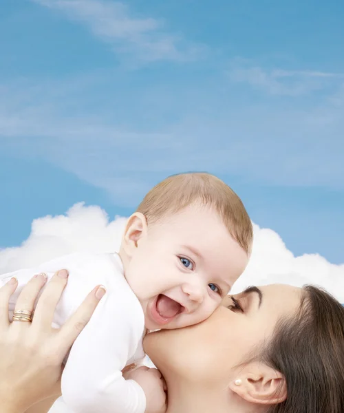 Rindo bebê brincando com a mãe — Fotografia de Stock