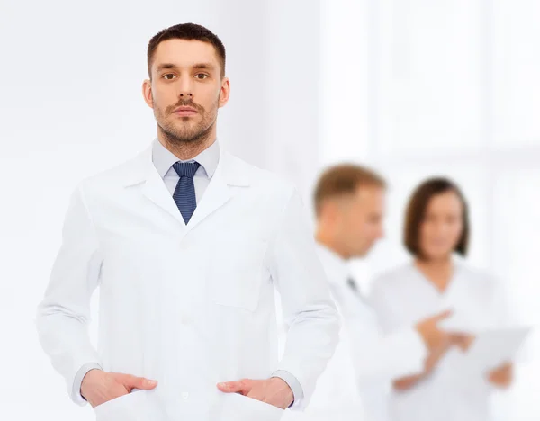 Medico maschio in cappotto bianco — Foto Stock