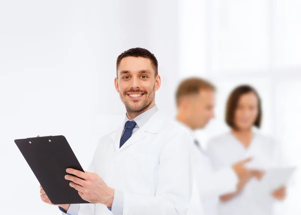 Sorrindo médico masculino com prancheta — Fotografia de Stock