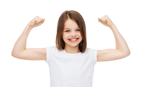 Niña en blanco camiseta blanca mostrando los músculos — Foto de Stock