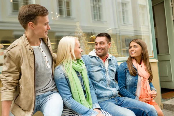 Grupp leende vänner gå i staden — Stockfoto